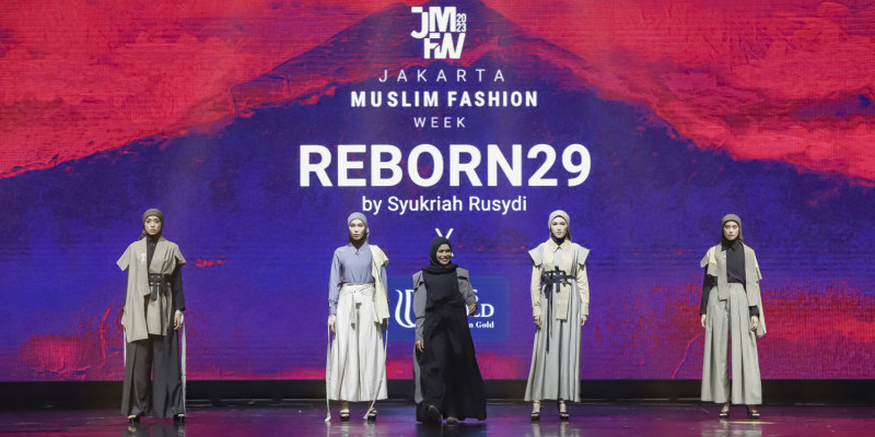 Syukriah Rusydi dengan brand Reborn29, menampilkan koleksi BUSHI di Jakarta Muslim Fashion Week (JMFW) 2023/Dok JMFW