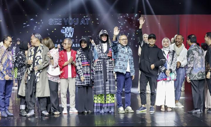 Menteri Perdagangan Zulkifli Hasan menutup Jakarta Muslim Fashion Week 2023/Dok JMFW