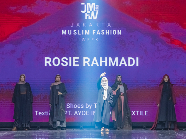 Hi Black Coffee karya Rossie Rahmadi melenggang di event Jakarta Muslim Fashion Week 2023, ICE BSD Tangerang/Dok JMFW