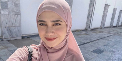 Tampil Berhijab & Bareface Saat Umroh, Syifa Hadju Tuai Pujian