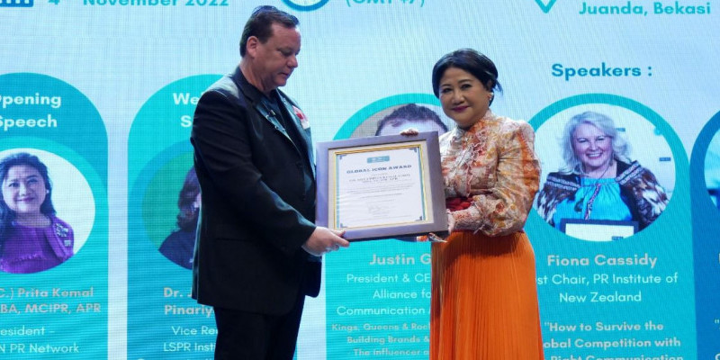 Penganugerahan Global Icon Award oleh Mr. Justin Green, caption: President & CEO, Global Alliance for PR and Communication Management kepada Dr. (H.C.) Prita Kemal Gani, MBA, MCIPR, APR/Dok LSPR