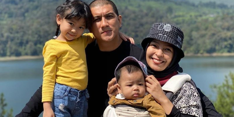 Tantri Kotak, bersama suami dan kedua anaknya/Net