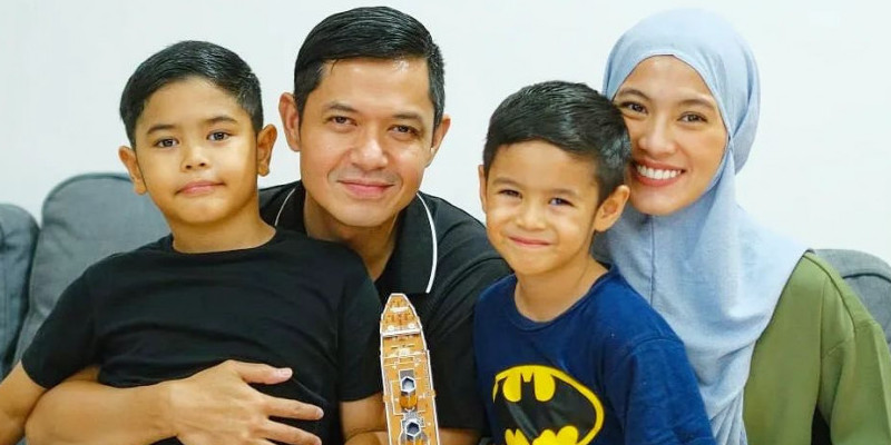 Pasangan Alyssa Soebandono & Dude Harlino bersama dua jagoan cilik mereka/ @ichasoebandono