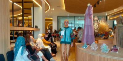 18 Desainer IFC Ramaikan Pop Up Store di Sarinah, Ajak Masyarakat Bangga Kenakan Wastra Indonesia