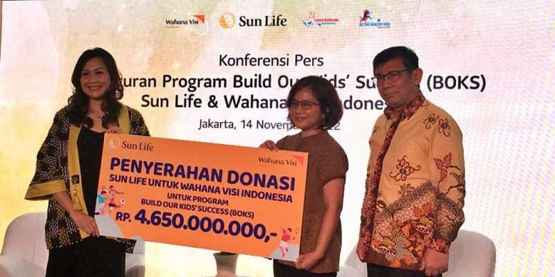 Wennyta Soebroto (Head of Branding & Communications Sun Life Indonesia) menyerahkan donasi kepada Ministry Quality & Impact Director Wahana Indonesia, Mitra Tobing dan Agus Mahendra/Farah.id