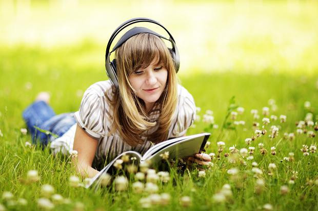 Mendengarkan musik bisa memberikan kebahagiaan/Net