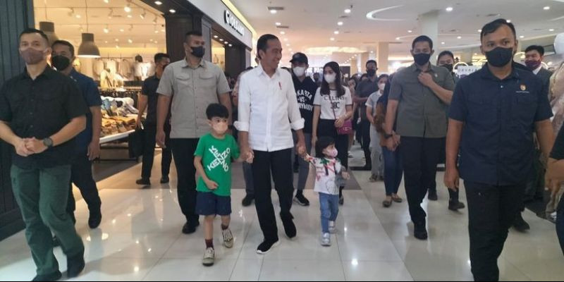 Presiden Jokowi dan kedua cucunya habiskan malam minggu bersama di mal (19/11/2022)/ KOMPAS.