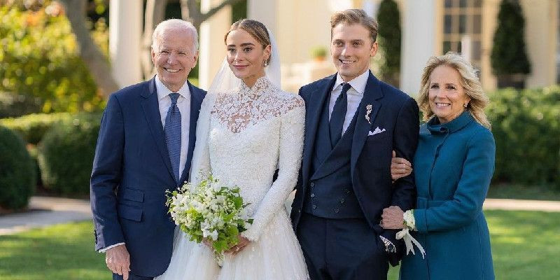 Joe Biden dan Jill Biden mengapit pengantin baru Naomi & Peter/ @potus