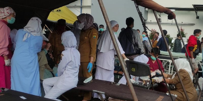 Tim medis bekerja merawat korban gempa bumi di Cianjur/ Yoli Hemdi