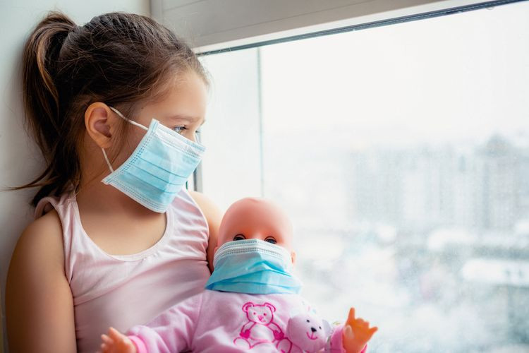 Memakai masker, salah satu cara melindungi anak dari virus Corona/Net