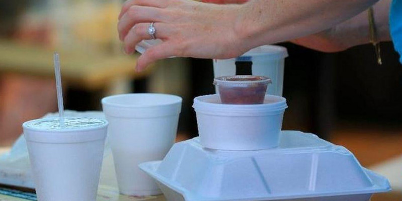 Masih banyak penjual makanan dan minuman yang menggunakan styrofoam sebagai wadah/Net