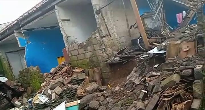 Rumah yang roboh akibat terdampak gempa bumi di Kabupaten Cianjur, Jawa Barat/Farah.id