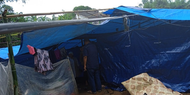 Tidak hanya sanitasi yang buruk, dapur umum yang dibuat satu atap dengan tenda pengungsi juga mengundang banyak lalat yang bisa mengganggu kesehatan warga/Farah.id