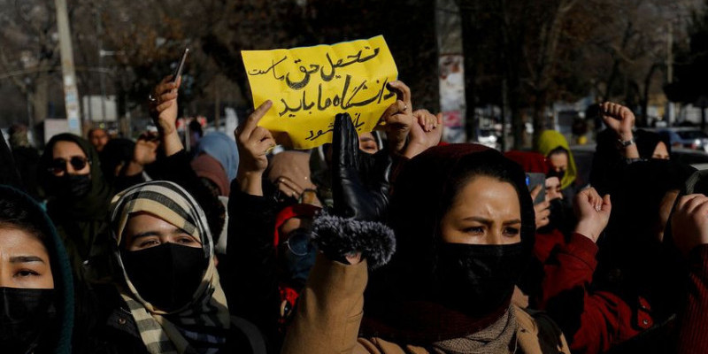 Perempuan Afghanistan berdemo/ REUTERS