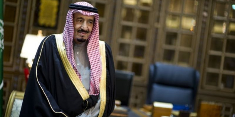 Raja Salman mengenakan bisht/Net