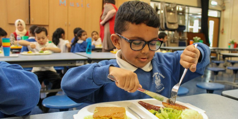 Ilustrasi siswa makan di kantin sekolah/ Dok. Cyril Jackson Primary School