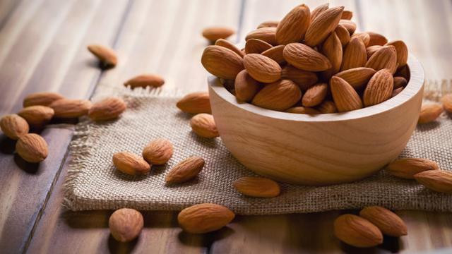 Mengonsumsi kacang almond bisa memudahkan seseorang mengatasi insomnia/Net