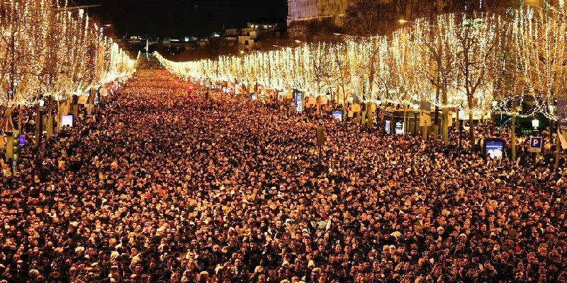 Warga berkumpul di Champs Elysees, Paris/ Reuters