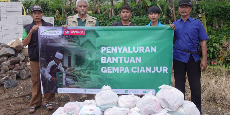 Arif Purbadi, penanggung jawab penyaluran dari LAZ YWDP, menyerahkan bantuan sembako kepada warga terdampak bencana gempa bumi Cianjur/bukapangan