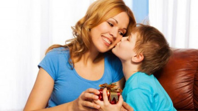 Hadiah atau Dukungan, Kapan Waktu yang Tepat untuk Memberikannya Kepada Si Kecil?