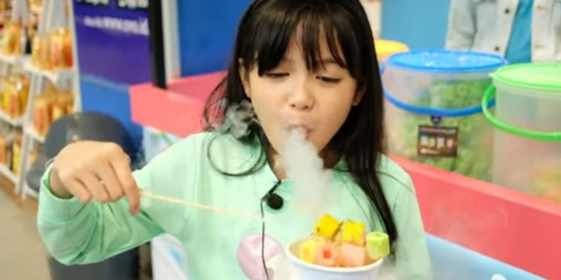 Ice smoke atau ciki ngebul, selalu menarik minat anak untuk mengonsumsinya/Net
