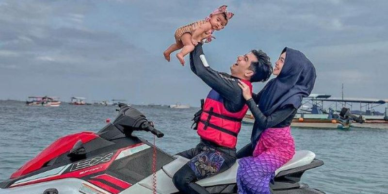 Ria Ricis dan suami bersama Baby M saat bermain jetski di Bali/Net