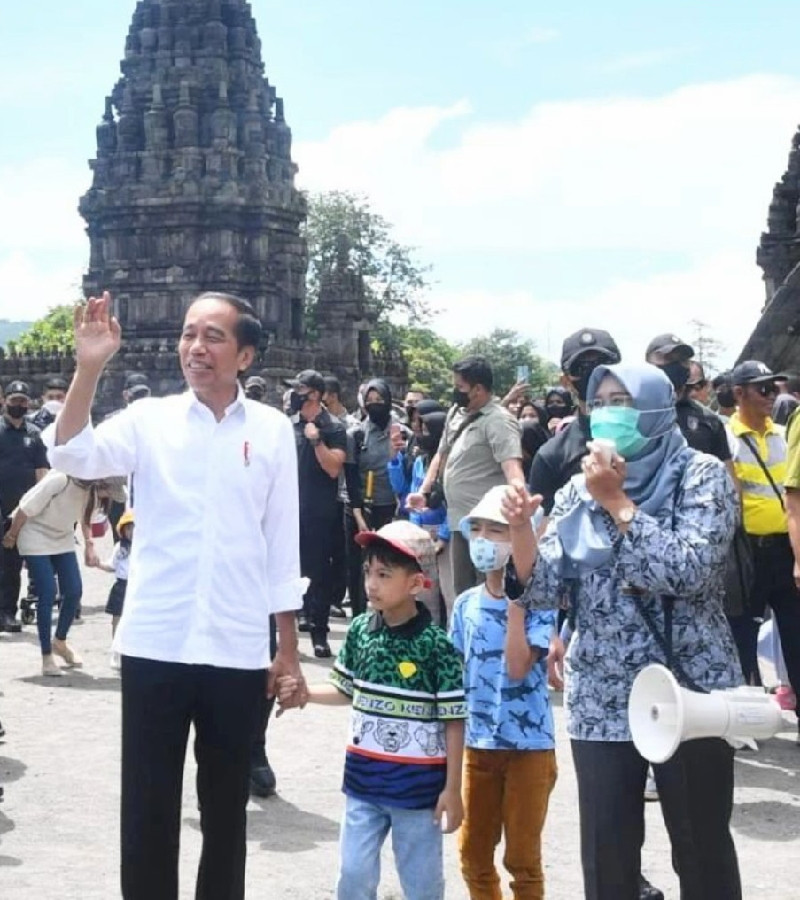 Berkeliling Candi Prambanan/@jokowi