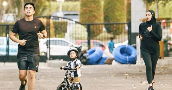 Ditto Percussion dan Ayudia Bing Slamet saat menemani Sekala main <i>balance bike</i>/Net