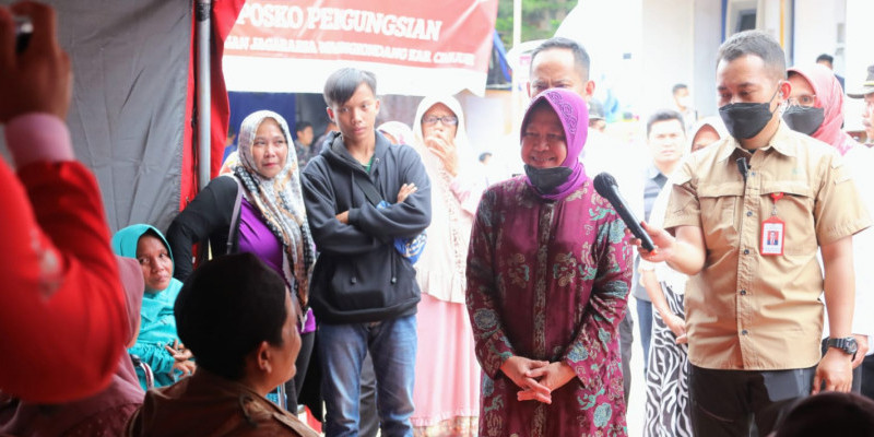 Mensos Risma menemui pengungsi di Cianjur/ Dok. Kementerian Sosial