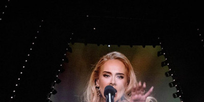 Mencuri Perhatian Publik, Aksi Adele di Atas Panggung dari Terharu Hingga Curhat Masalah Kesehatannya