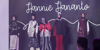 Hannie Hananto Melukis Perempuan Dalam <i>One Line Art</i>