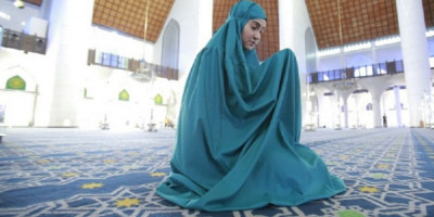 Adab Berada di Masjid (2): Bagi Perempuan, Tidak Berhias dan Lewat Pintu Khusus