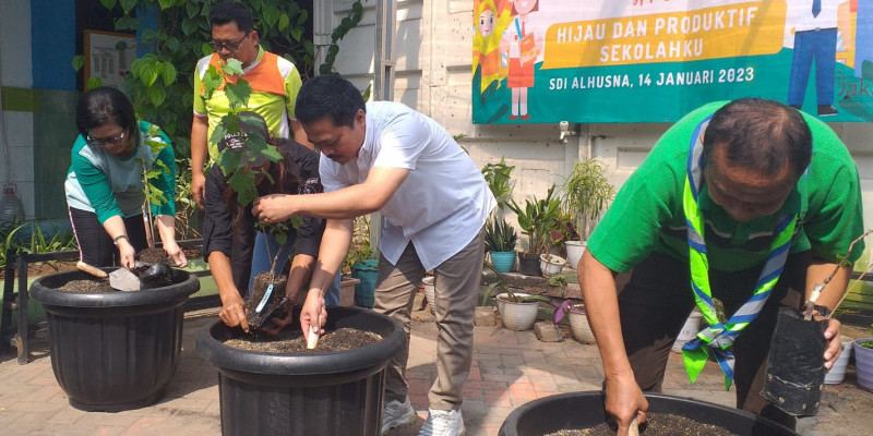 Kasudin Pendidikan Jakarta Utara 1 Sri Rahayu Asih Subekti, bersama dengan Ketua Yayasan Al Husna Oman R Rakinda, menanam anggur di Yayasan Al Husna, Jakarta Utara, Sabtu (14/1)/Farah.id