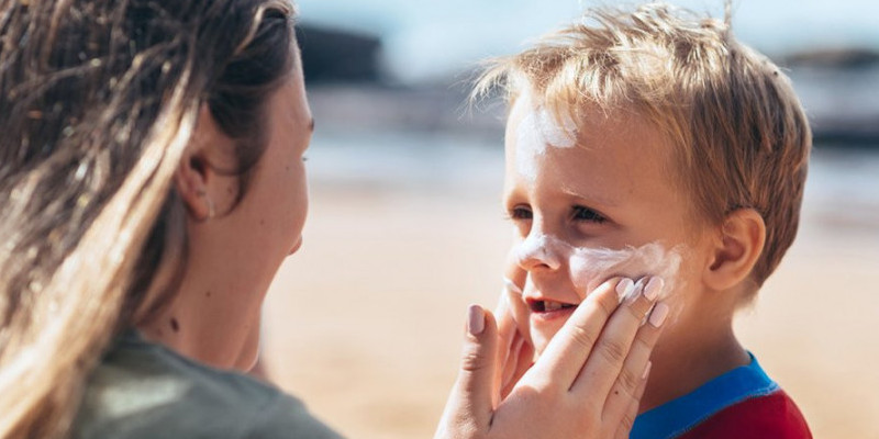 Ilustrasi, ibu mengoleskan sunscreen di wajah anak/Net