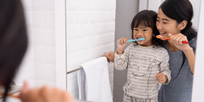 Ibu mendampingi anak ketika menyikat gigi/Net