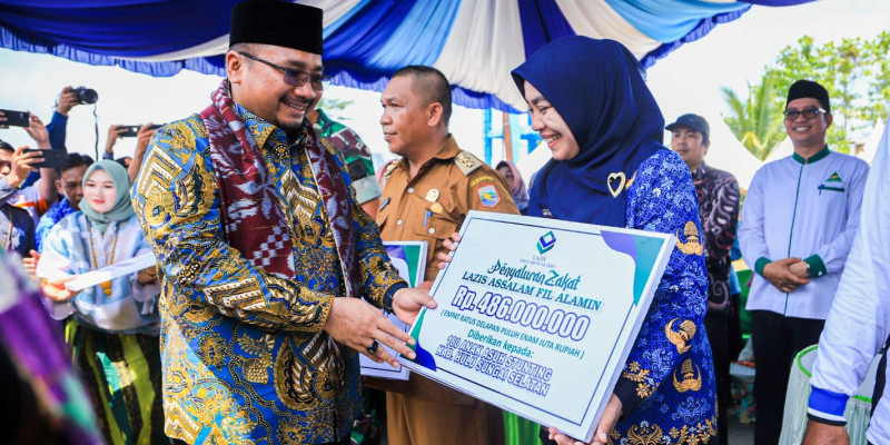 Yayasan LAZ Assalam Fil Alamin memberikan bantuan kepada penerima zakat dalam rangkaian pembangunan Kampung Zakat di Kalimantan Selatan/Dok Kemenag
