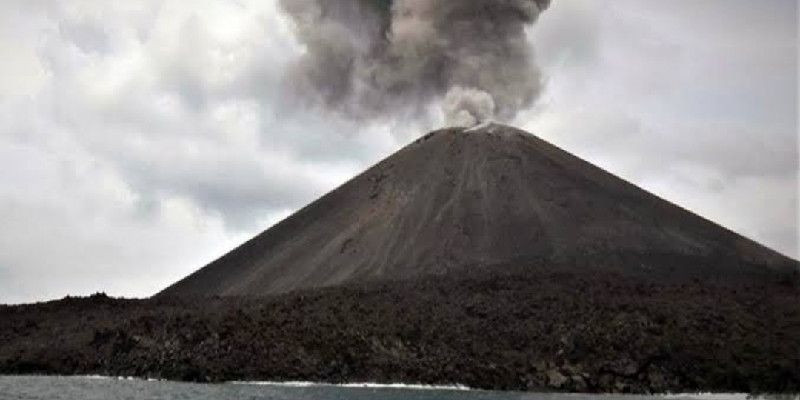 Kolom abu di atas puncak Anak Krakatau/ ANTARA