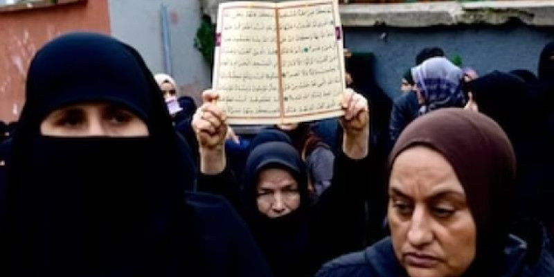 Protes terhadap pembakaran Qur'an di depan Kedubes Swedia di Turki/ NDTV