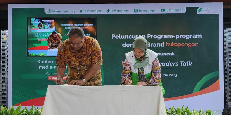 CEO Farah.id Teguh Santosa bersama Presdir LAZ YWDP bukapangan Mirah Hartika, menandatangani MoU kerjasama di Bale Nusa, Jakarta Selatan, Rabu (25/1)/Farah.id