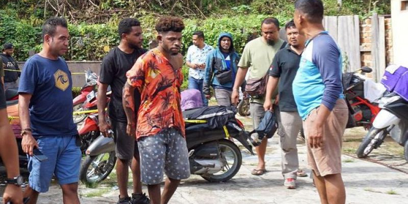 Tersanga pelaku pembakaran, berinisial FT (25) ditangkap polisi saat tengah tidur di rumah saudaranya di Sorong, Provinsi Papua Barat Daya hari Rabu (25/1/2023) pagi/Net
