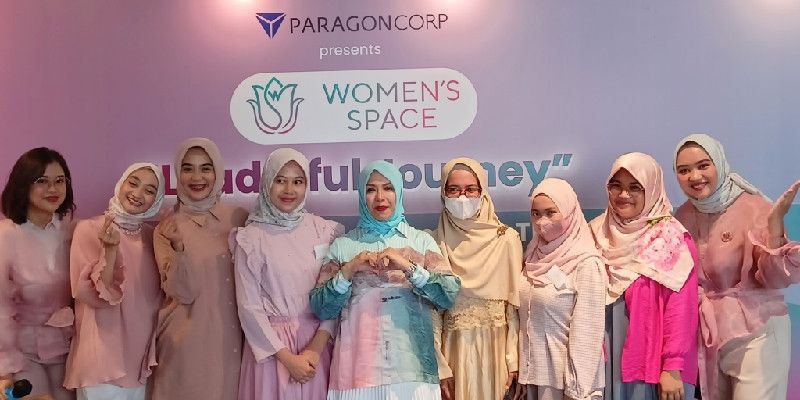 Nur Asia bersama peserta launching Women's Space/ Dok. FARAH