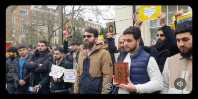 Balas Paludan, Umat Islam di London Baca Quran dengan Suara Merdu di Depan Kedutaan Swedia
