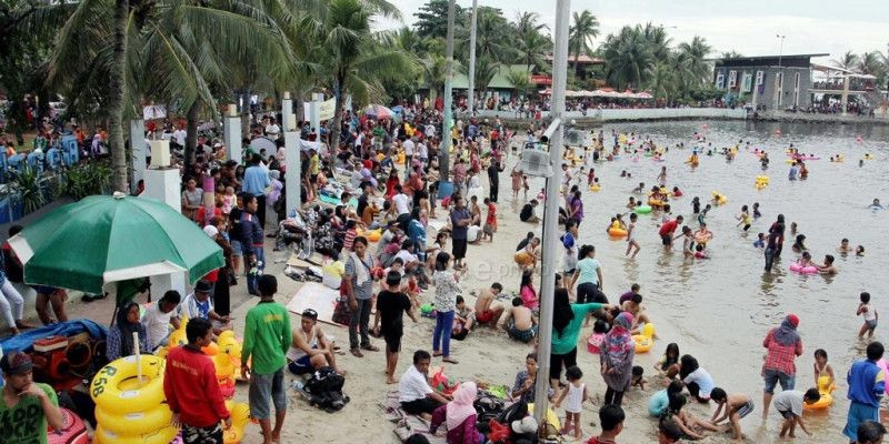 Suasana di Pantai Ancol/Net