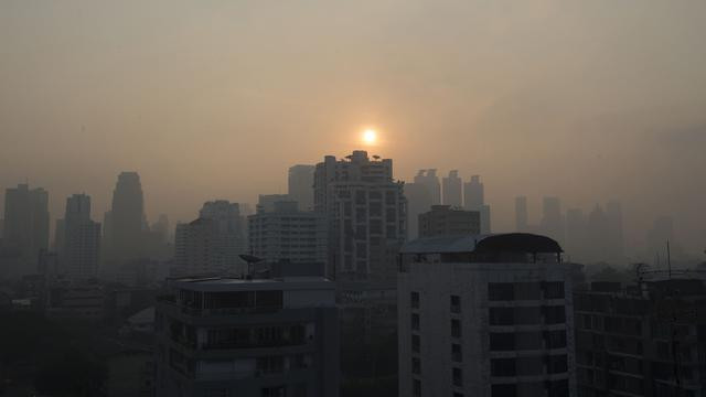 Diselimuti kabut asap, warga Bangkok beraktivitas menggunakan masker dan dianjurkan untuk melakukan WFH/Net
