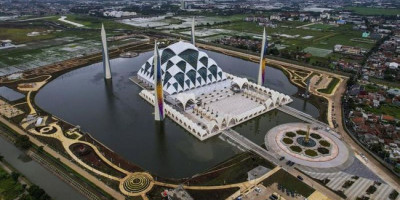  Tak Sekadar Tempat Ibadah, 3 Masjid Terapung Indah di Indonesia Jadi Lokasi Wisata Religi