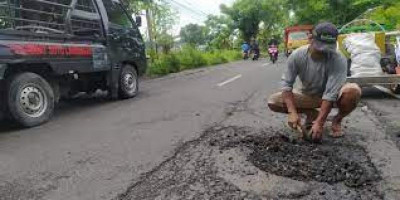 Tak Ingin Putrinya Celaka, Tukang Becak Ini Rela Tambal Jalan dengan Bahan dan Peralatan Seadanya