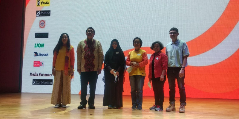 Aryanthi Baramuli Putri (kiri) bersama sejumlah pembicara dalam acara Hari Kanker Se-Dunia, Gedung Perpusnas Jalan Medan Merdeka Selatan, Jakarta Pusat, Sabtu (4/2)/Farah.id