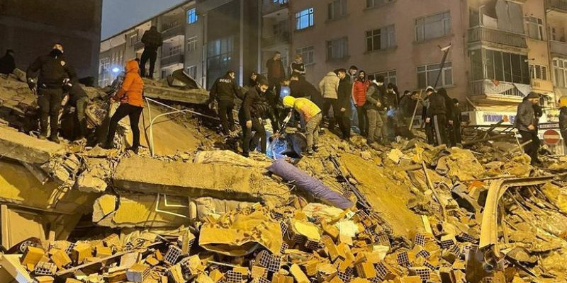 sejumlah bangunan dilaporkan roboh akibat gempa berkekuatan 7,8 magnitudo yang melanda Turki, Senin (6/2/2023)/Net