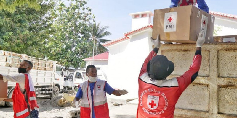 Palang Merah Indonesia menyerahkan bantuan/Net