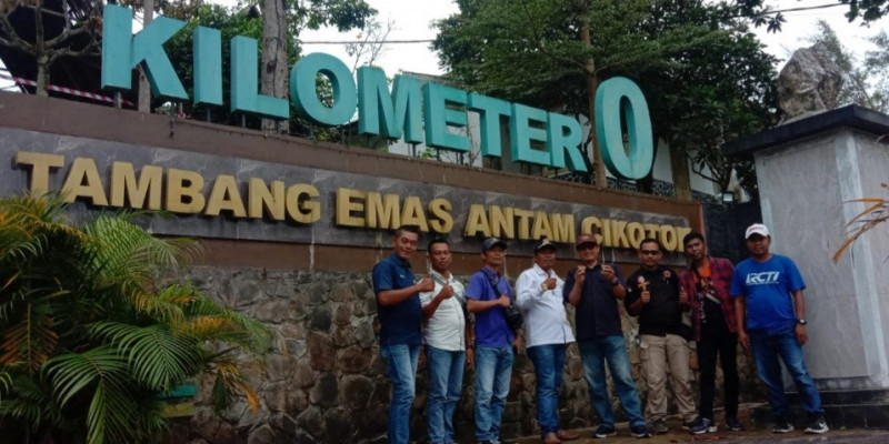 Sejumlah wisatawan menikmati keindahan penambangan emas Cikotok, Lebak, Banten/Net